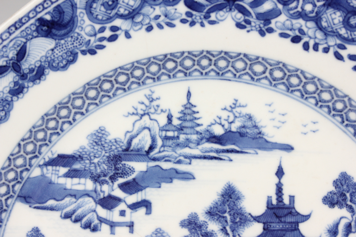A pair of Chinese blue and white export porcelain octagonal soup plates, Qianlong period, each - Image 6 of 36