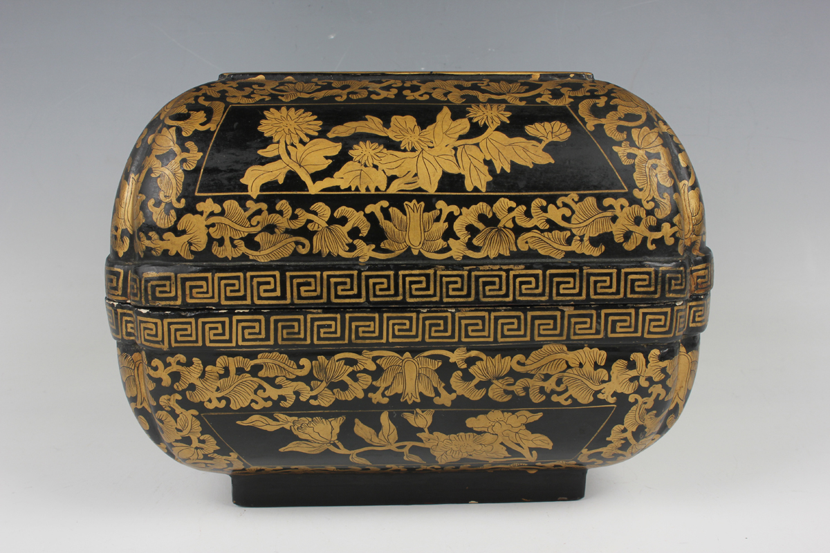 A Chinese lacquer box and cover, late Qing dynasty, of compressed square form, the top decorated - Image 14 of 17