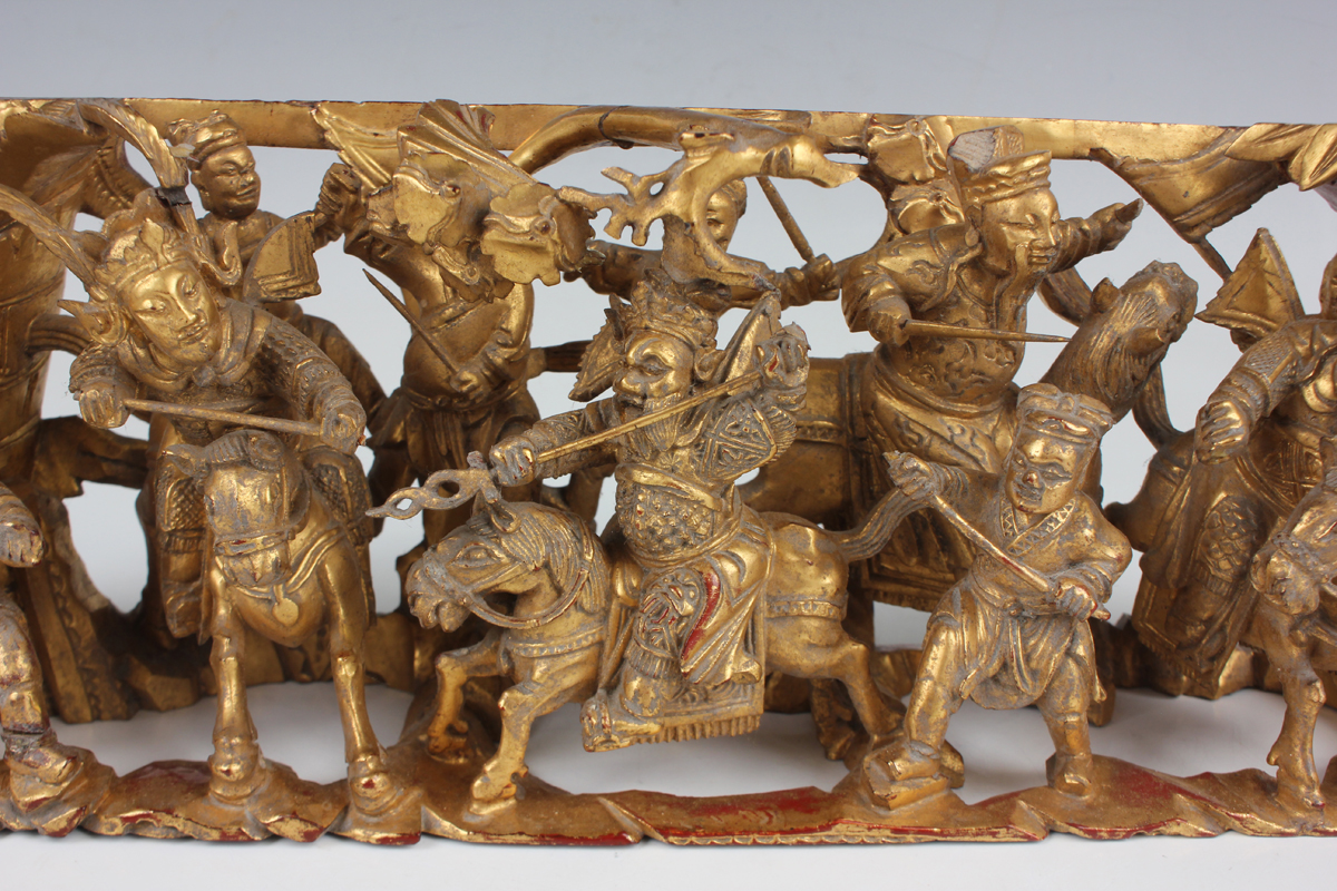 A pair of Chinese carved and pierced giltwood panels, early 20th century, each depicting battle - Image 20 of 22