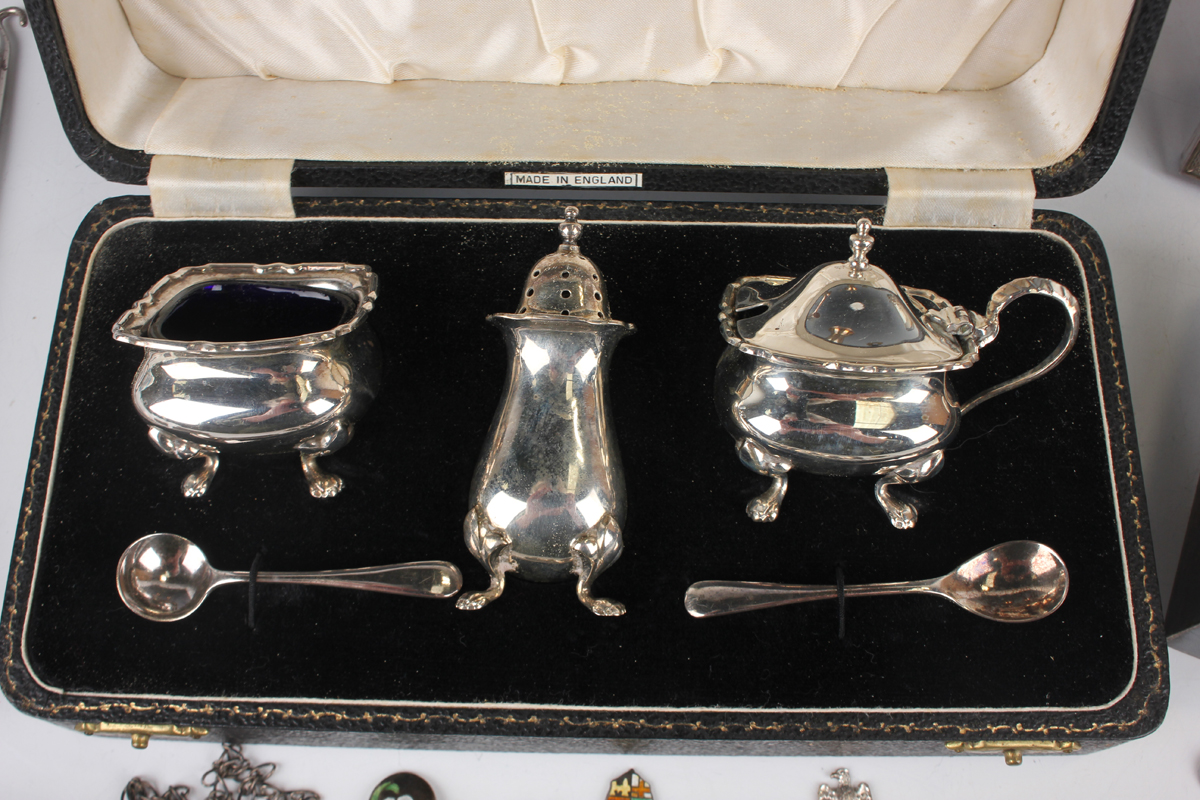 A collection of assorted silver, including a pair of candlesticks, Birmingham 1953, a Hong Kong - Image 8 of 8