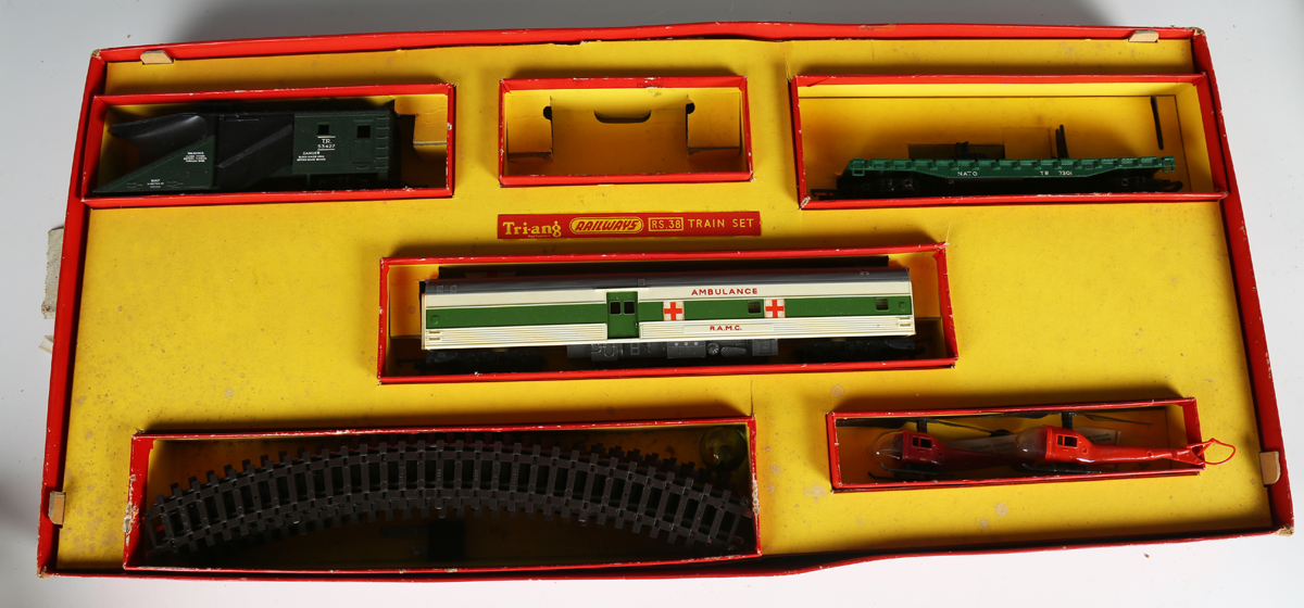 A collection of Tri-ang Railways and Tri-ang Hornby gauge OO, including R.53 locomotive 'Princess - Image 9 of 9