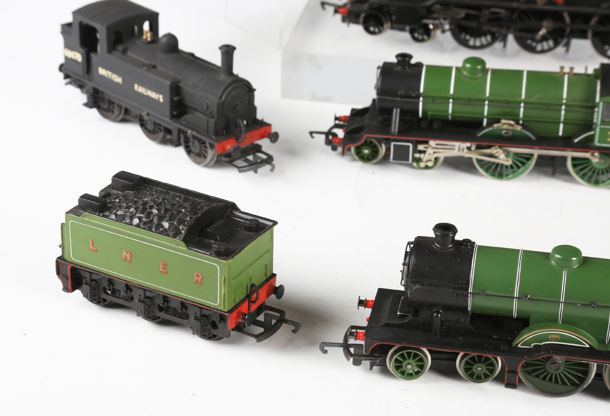 A collection of Hornby gauge OO steam locomotives, tenders and tank locomotives, various liveries, - Image 16 of 18