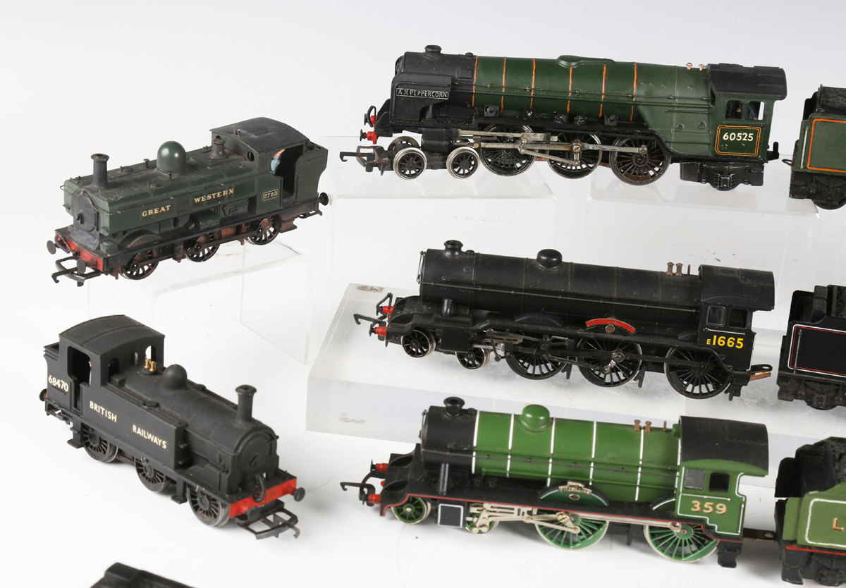 A collection of Hornby gauge OO steam locomotives, tenders and tank locomotives, various liveries, - Image 18 of 18