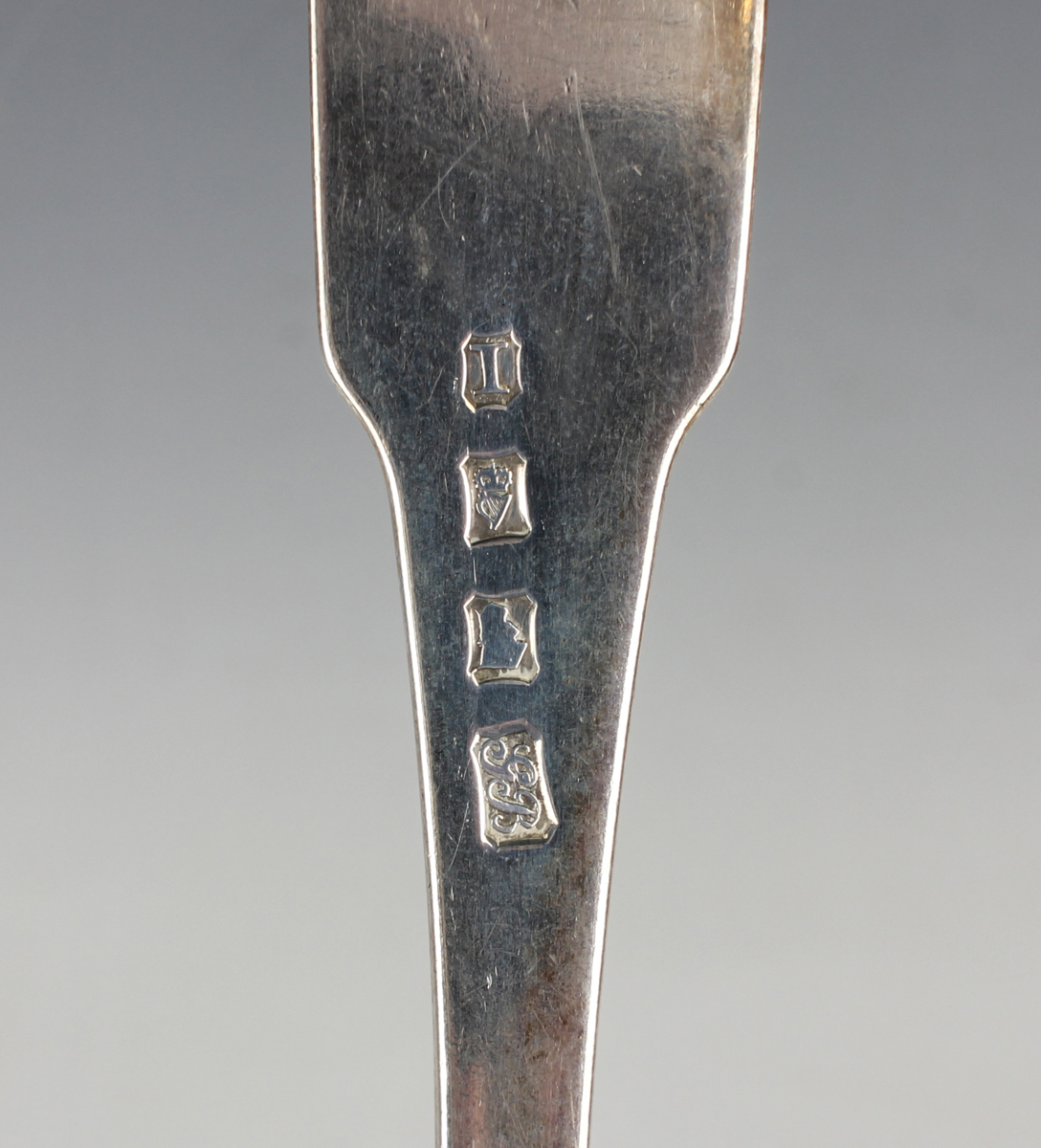 A George III Irish harlequin part canteen of silver Fiddle pattern cutlery, comprising a set of four - Image 5 of 5