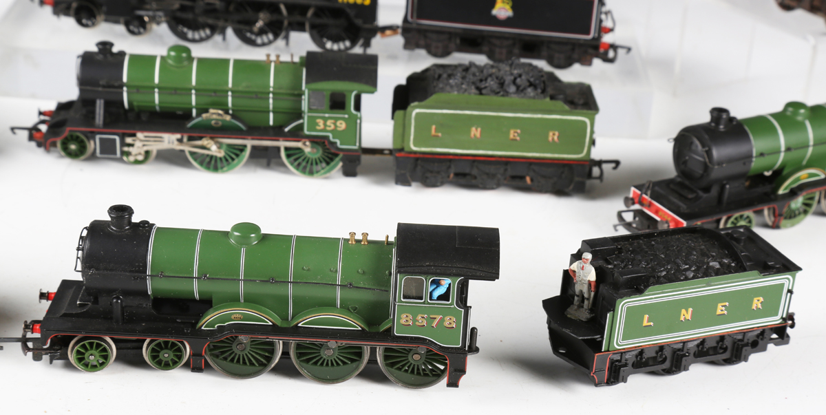 A collection of Hornby gauge OO steam locomotives, tenders and tank locomotives, various liveries, - Image 15 of 18