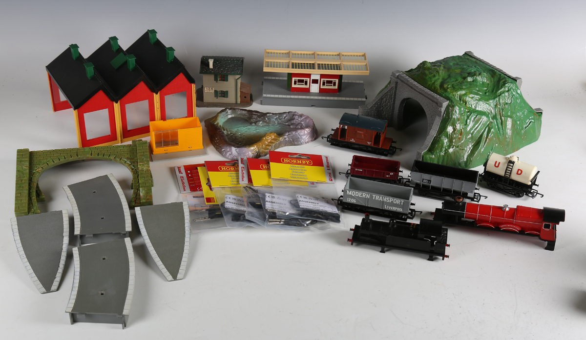 A collection of gauge OO railway items, including Hornby R.2827 Schools Class locomotive '