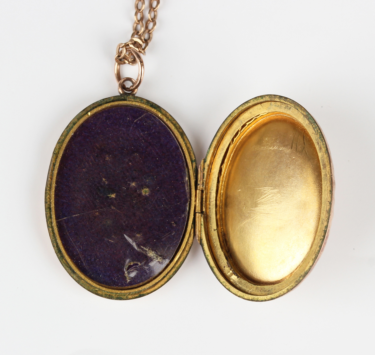 A 9ct gold heart shaped pendant locket, Chester 1956, weight 1.8g, length 2.5cm, a gold back and - Image 2 of 4