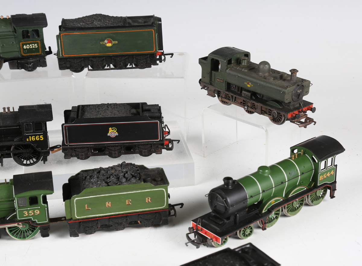 A collection of Hornby gauge OO steam locomotives, tenders and tank locomotives, various liveries, - Image 17 of 18