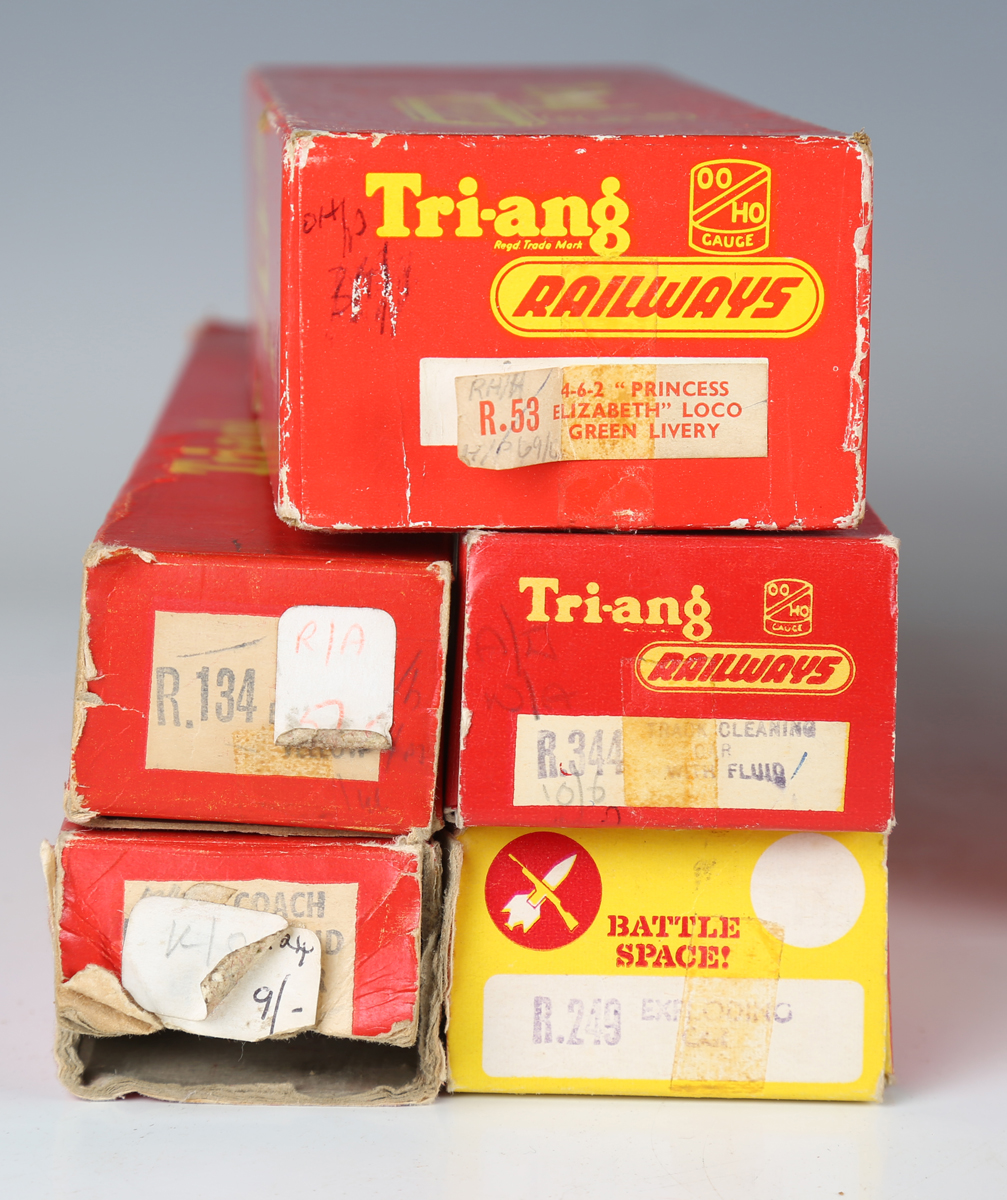 A collection of Tri-ang Railways and Tri-ang Hornby gauge OO, including R.53 locomotive 'Princess - Image 5 of 9