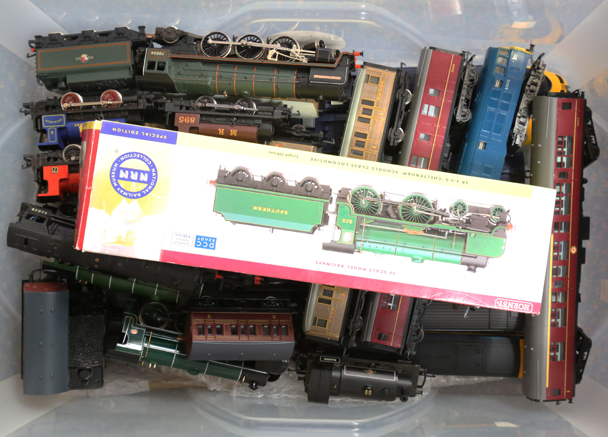 A collection of gauge OO railway items, including Hornby R.2827 Schools Class locomotive ' - Image 3 of 5