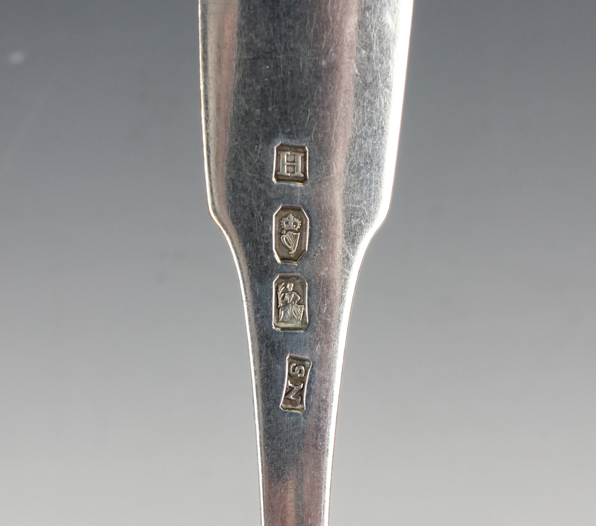 A George III Irish harlequin part canteen of silver Fiddle pattern cutlery, comprising a set of four - Image 4 of 5