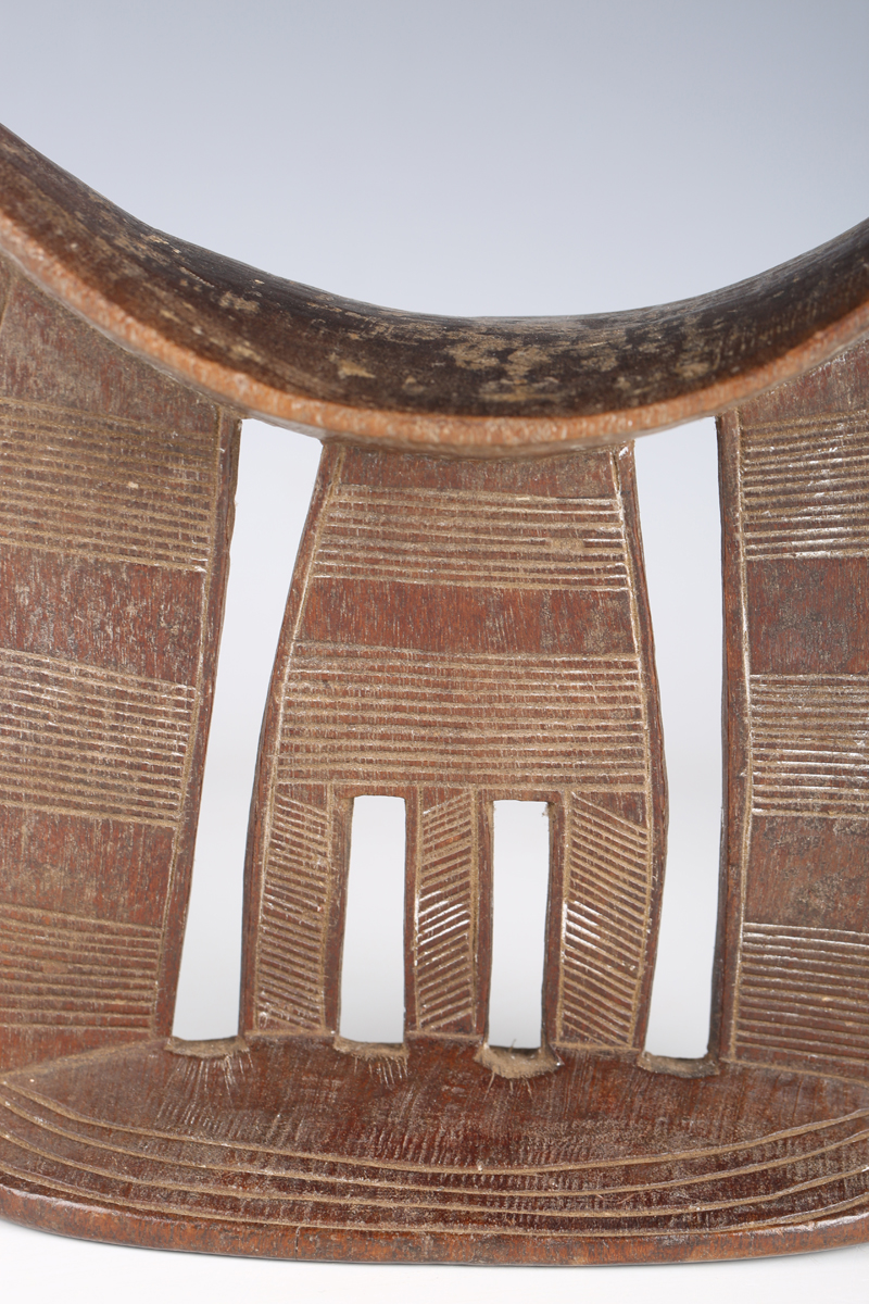 An Ethiopian carved wooden headrest, probably early 20th century, with dished top and incised line - Image 6 of 16