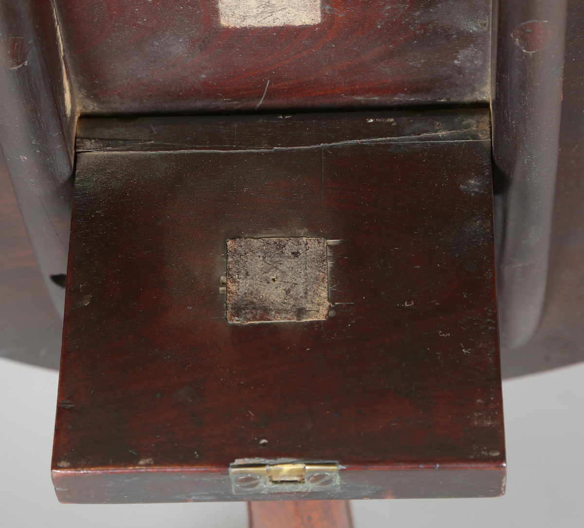 A George III mahogany circular tip-top wine table, raised on tripod legs, height 69cm, diameter - Image 3 of 9