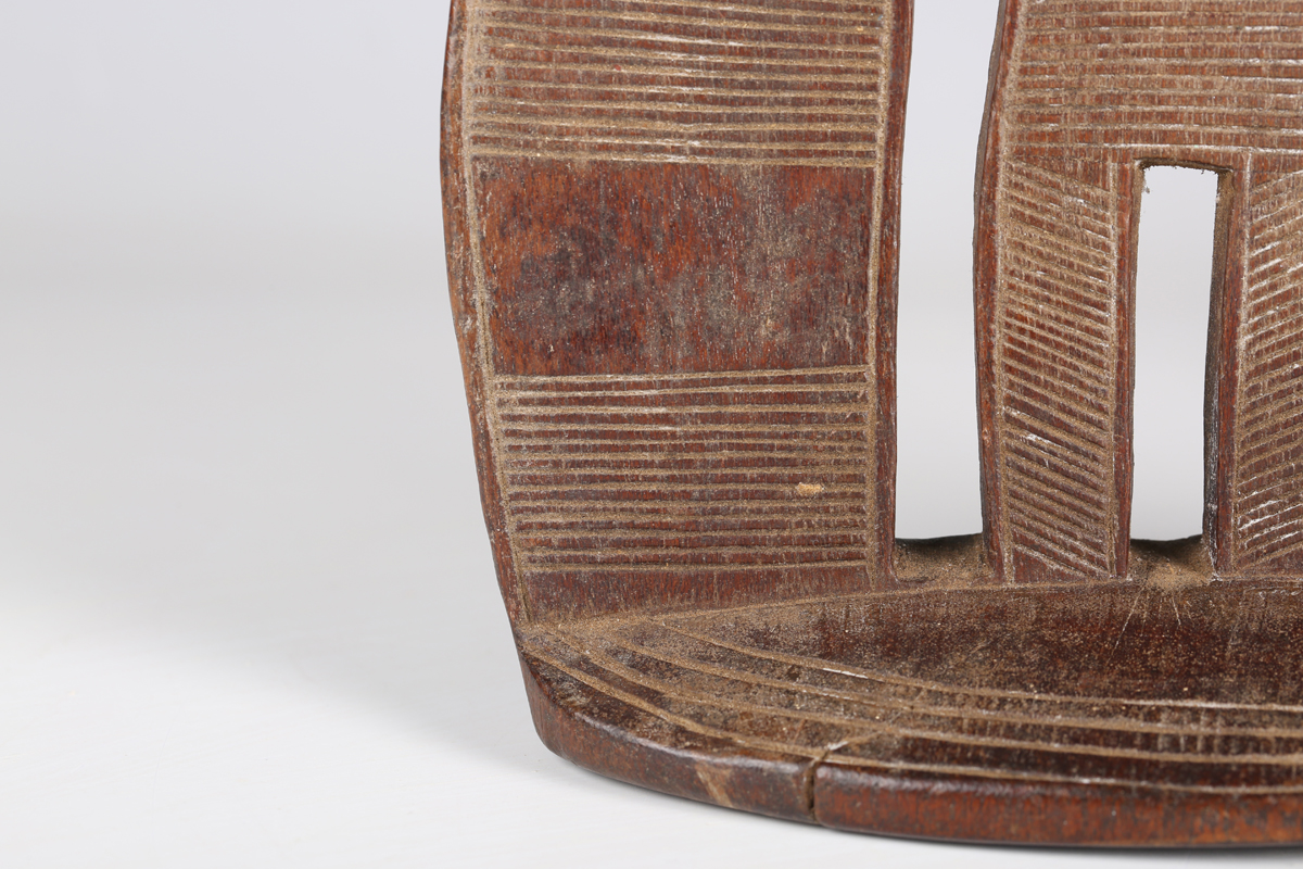 An Ethiopian carved wooden headrest, probably early 20th century, with dished top and incised line - Image 11 of 16