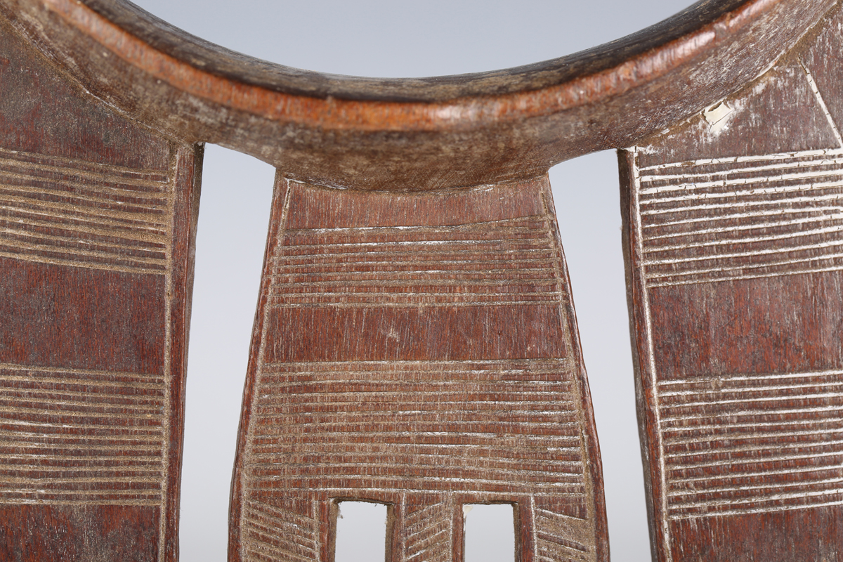 An Ethiopian carved wooden headrest, probably early 20th century, with dished top and incised line - Image 14 of 16