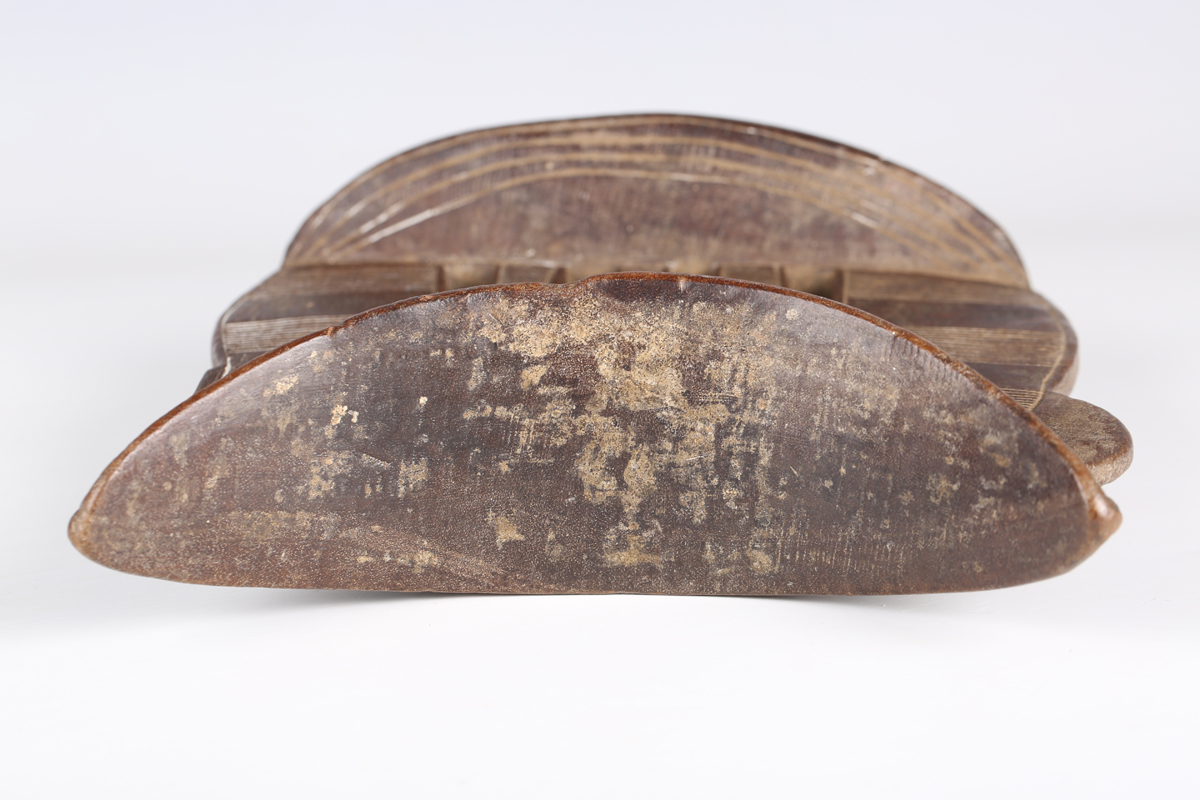 An Ethiopian carved wooden headrest, probably early 20th century, with dished top and incised line - Image 2 of 16