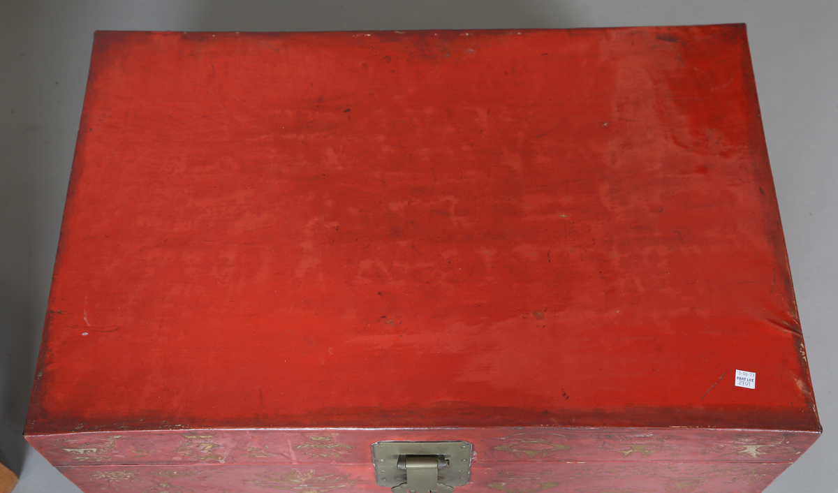 A pair of 20th century Chinese red lacquered vellum trunks, the fronts and sides with gilt - Image 7 of 11