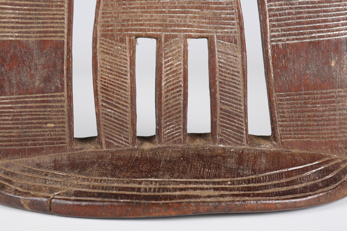 An Ethiopian carved wooden headrest, probably early 20th century, with dished top and incised line - Image 13 of 16