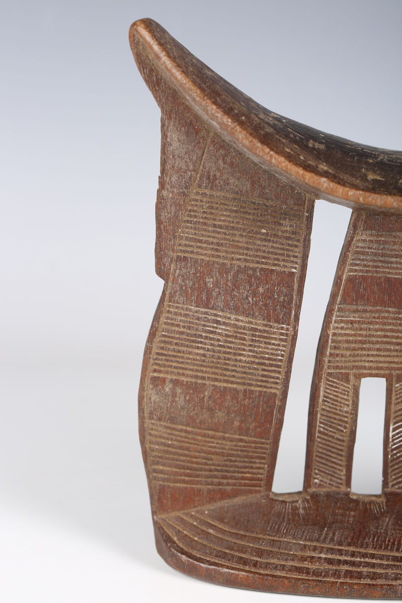 An Ethiopian carved wooden headrest, probably early 20th century, with dished top and incised line - Image 5 of 16