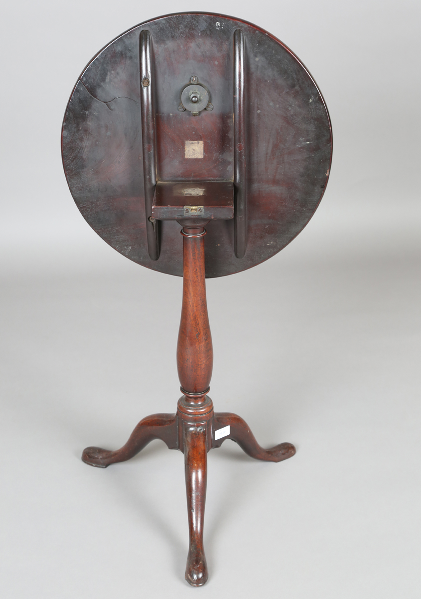 A George III mahogany circular tip-top wine table, raised on tripod legs, height 69cm, diameter - Image 4 of 9