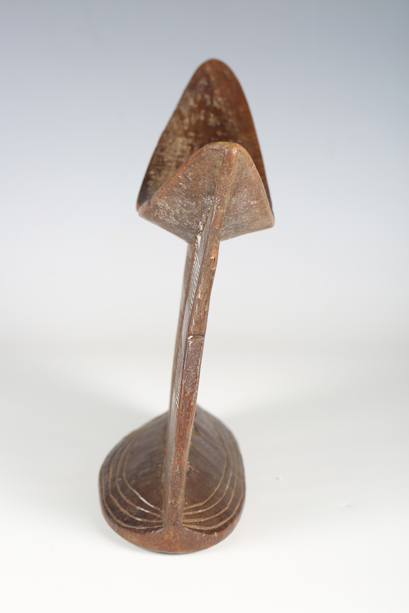 An Ethiopian carved wooden headrest, probably early 20th century, with dished top and incised line - Image 4 of 16