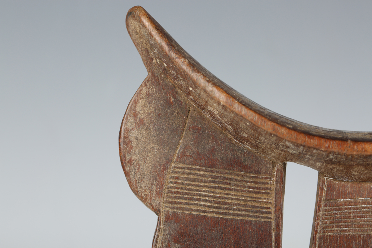 An Ethiopian carved wooden headrest, probably early 20th century, with dished top and incised line - Image 12 of 16