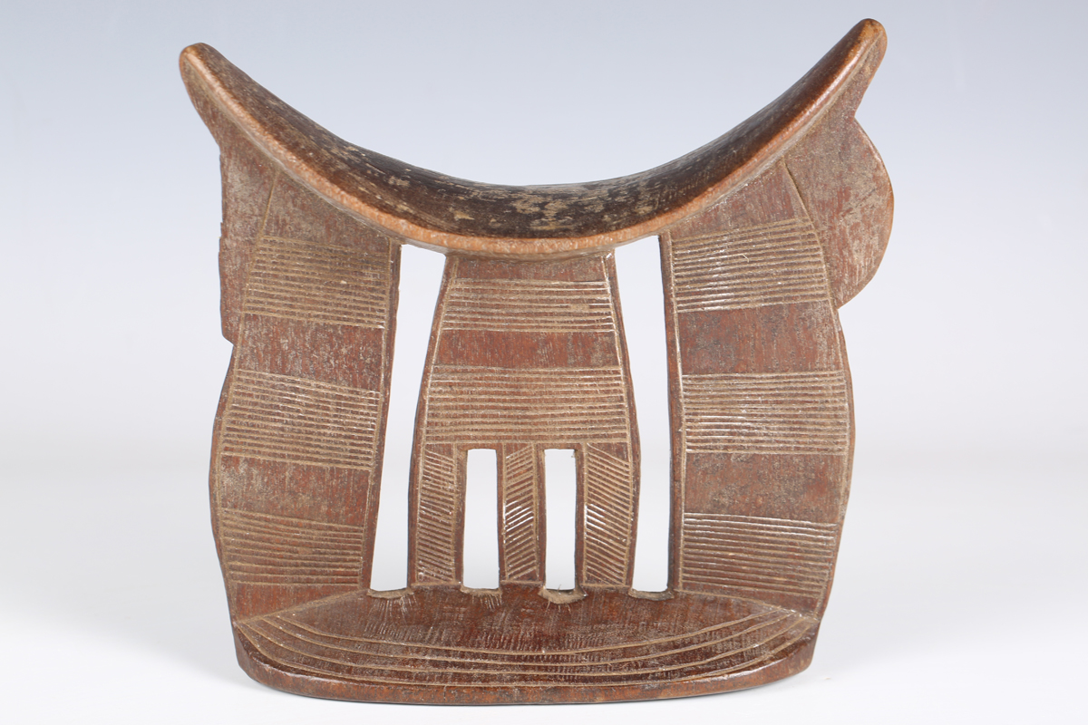 An Ethiopian carved wooden headrest, probably early 20th century, with dished top and incised line - Image 8 of 16