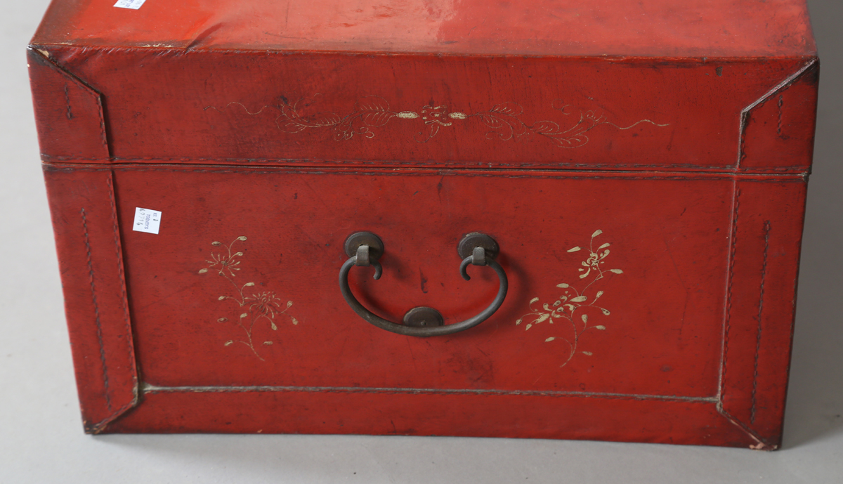 A pair of 20th century Chinese red lacquered vellum trunks, the fronts and sides with gilt - Image 4 of 11