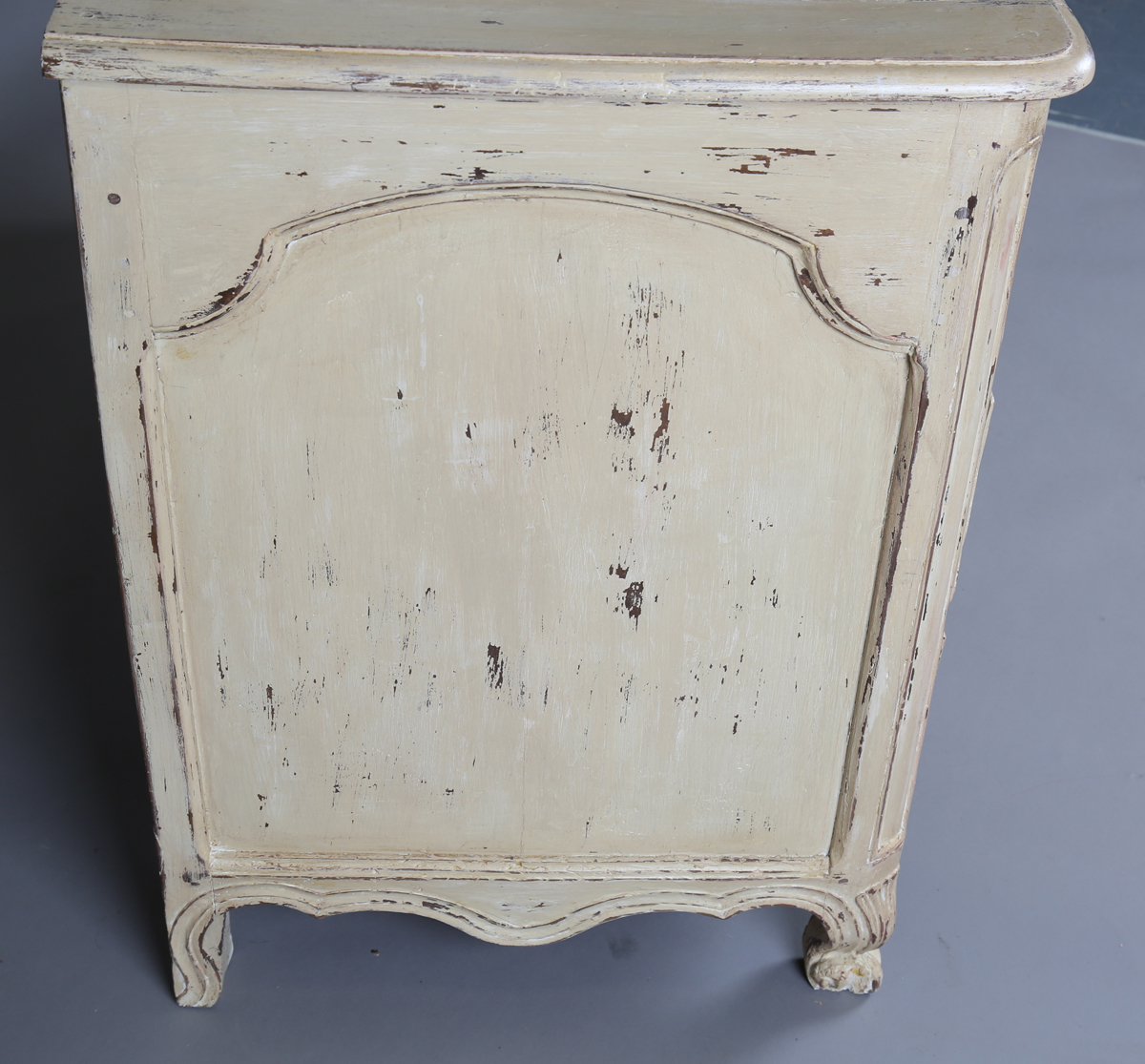 An 18th century French cream painted walnut serpentine fronted three-drawer commode, on carved squat - Image 5 of 11