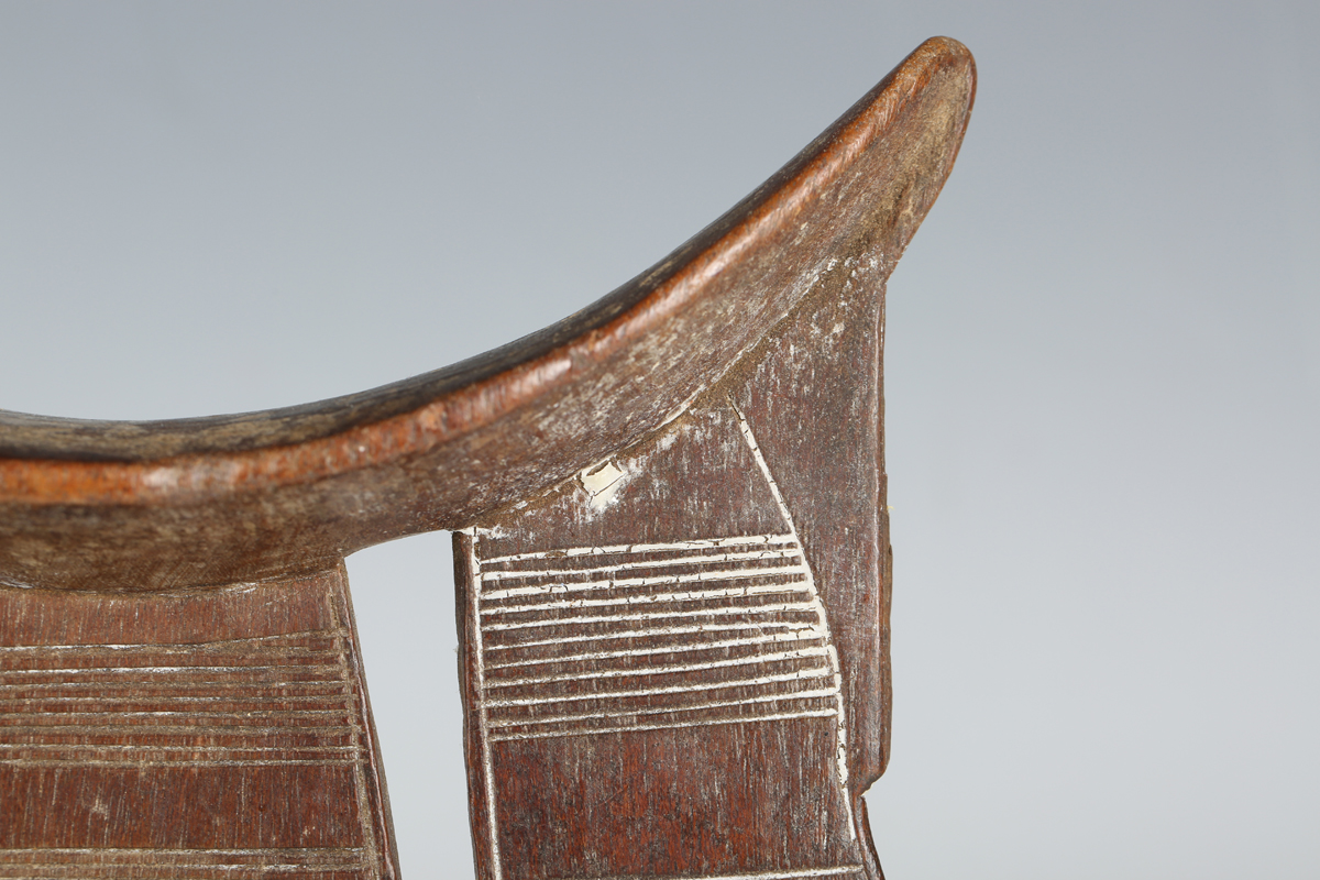 An Ethiopian carved wooden headrest, probably early 20th century, with dished top and incised line - Image 16 of 16