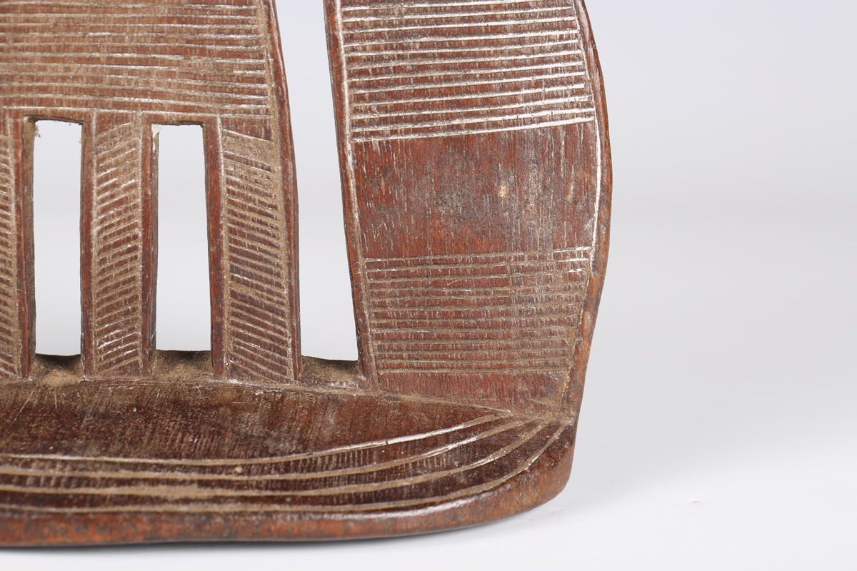 An Ethiopian carved wooden headrest, probably early 20th century, with dished top and incised line - Image 15 of 16