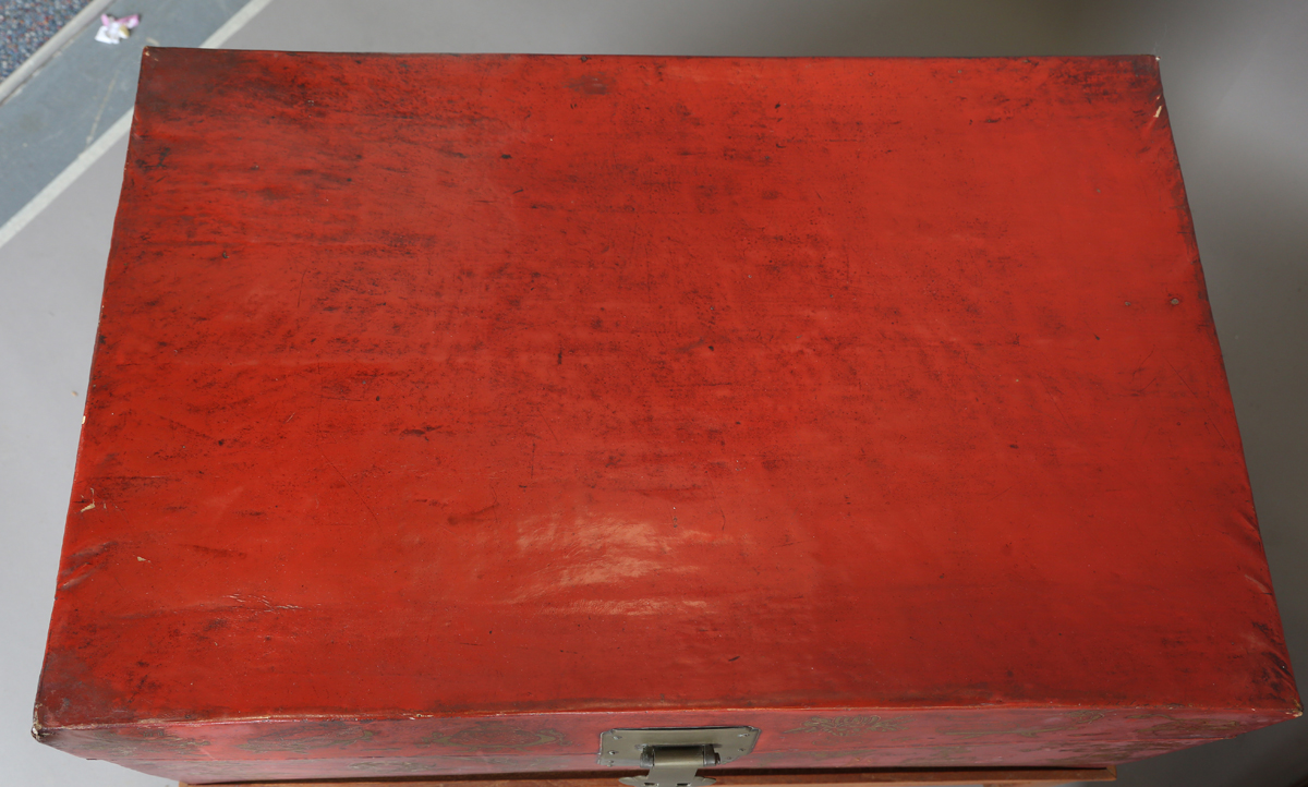 A pair of 20th century Chinese red lacquered vellum trunks, the fronts and sides with gilt - Image 11 of 11