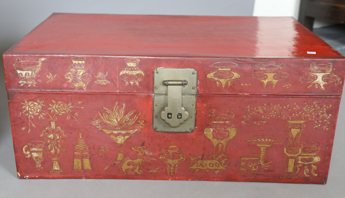 A pair of 20th century Chinese red lacquered vellum trunks, the fronts and sides with gilt - Image 6 of 11