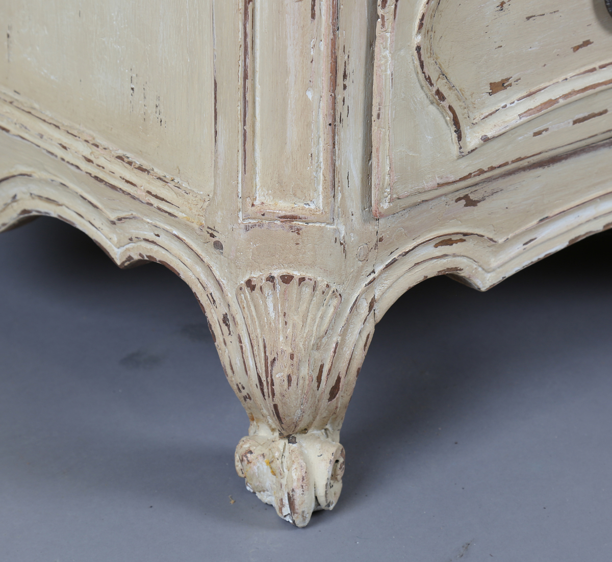 An 18th century French cream painted walnut serpentine fronted three-drawer commode, on carved squat - Image 6 of 11