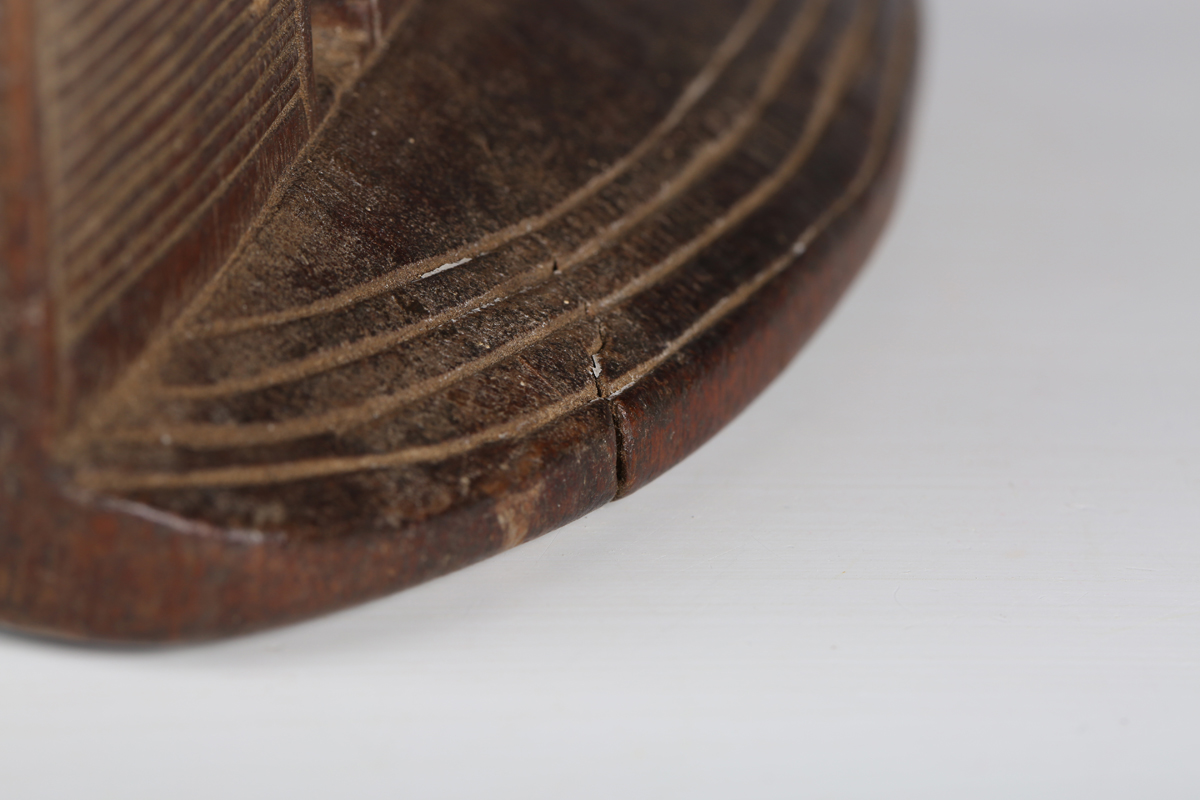 An Ethiopian carved wooden headrest, probably early 20th century, with dished top and incised line - Image 9 of 16