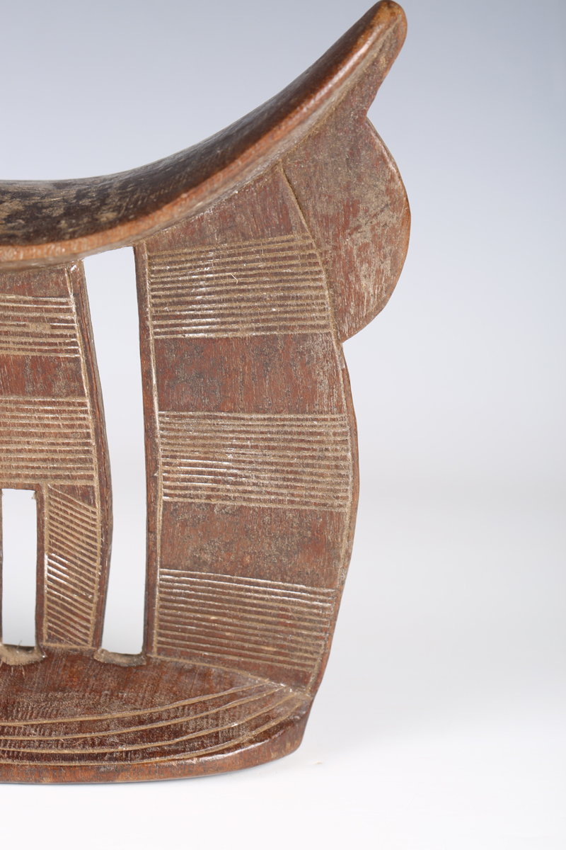 An Ethiopian carved wooden headrest, probably early 20th century, with dished top and incised line - Image 7 of 16