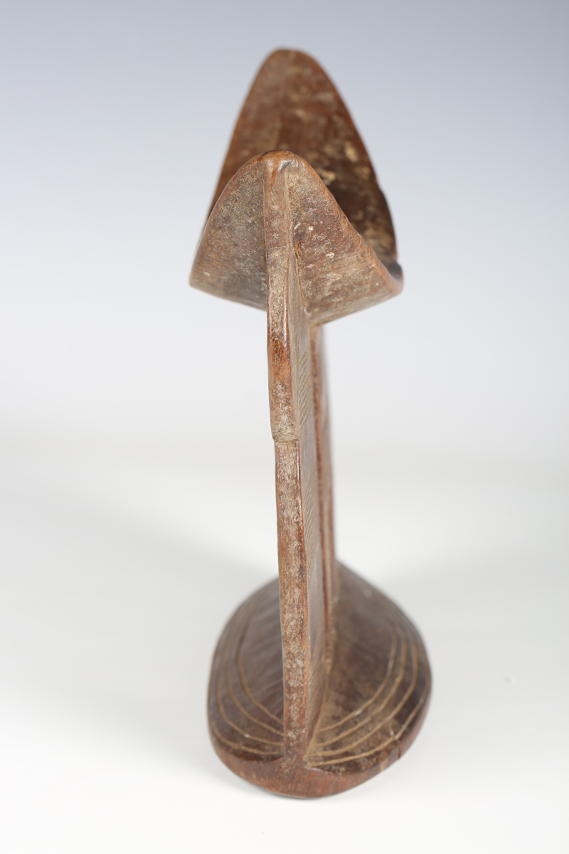 An Ethiopian carved wooden headrest, probably early 20th century, with dished top and incised line - Image 10 of 16