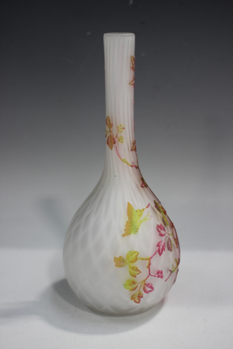 A Stevens & Williams satin glass diamond air trap cameo vase, probably finished by Thomas Webb, late - Image 3 of 5