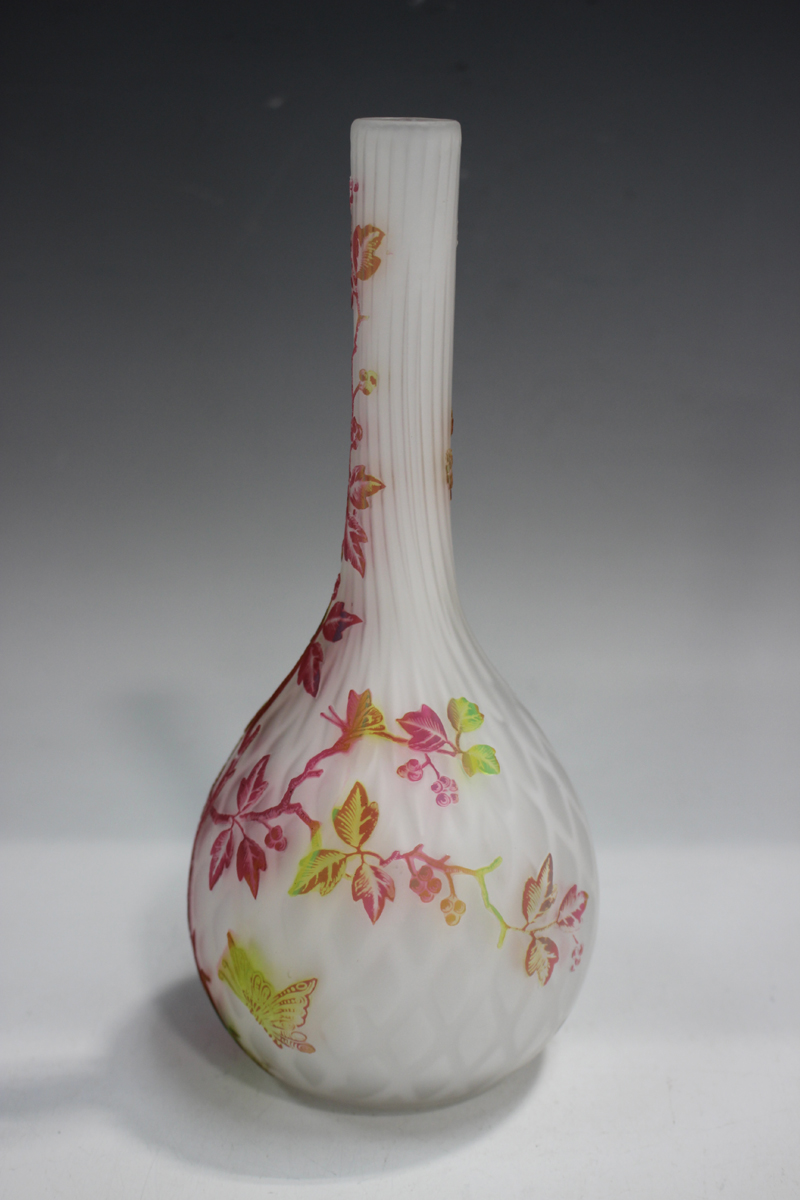 A Stevens & Williams satin glass diamond air trap cameo vase, probably finished by Thomas Webb, late - Image 5 of 5