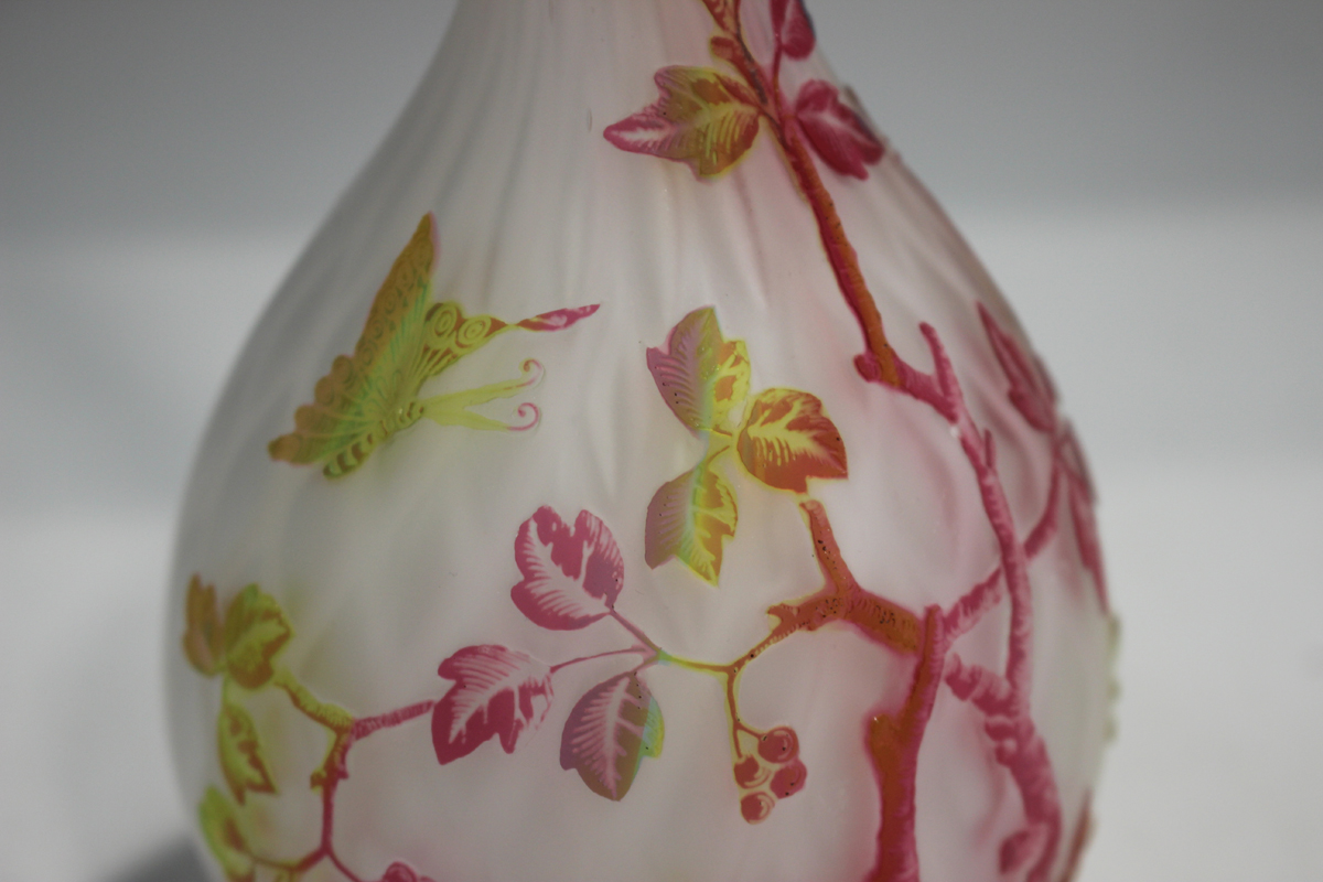 A Stevens & Williams satin glass diamond air trap cameo vase, probably finished by Thomas Webb, late - Image 2 of 5