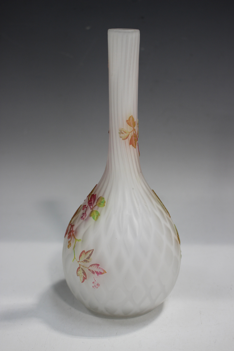 A Stevens & Williams satin glass diamond air trap cameo vase, probably finished by Thomas Webb, late - Image 4 of 5