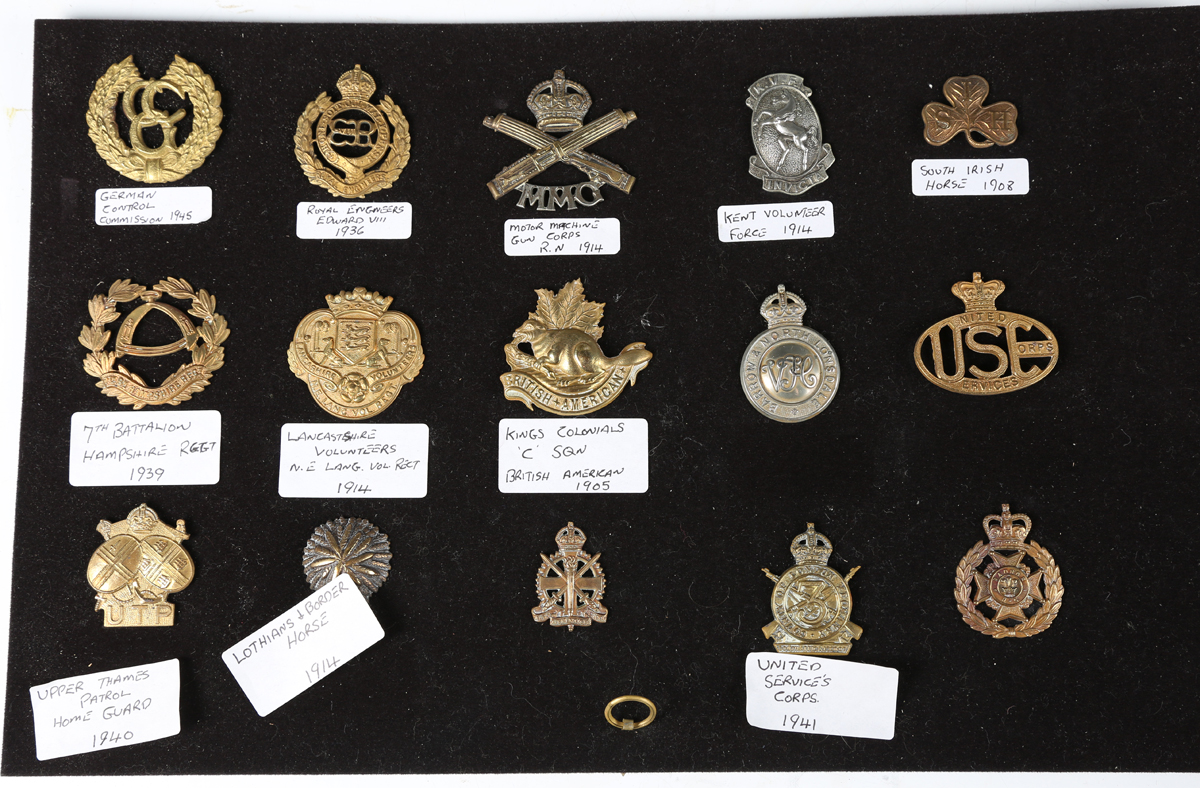 A large collection of 20th century British military and other cap badges, including a silver Buffs - Image 4 of 19