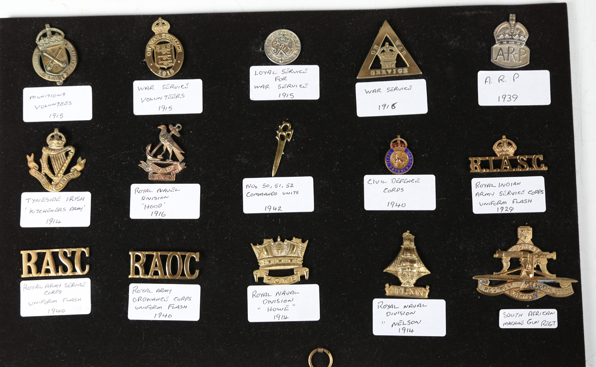 A large collection of 20th century British military and other cap badges, including a silver Buffs - Image 16 of 19