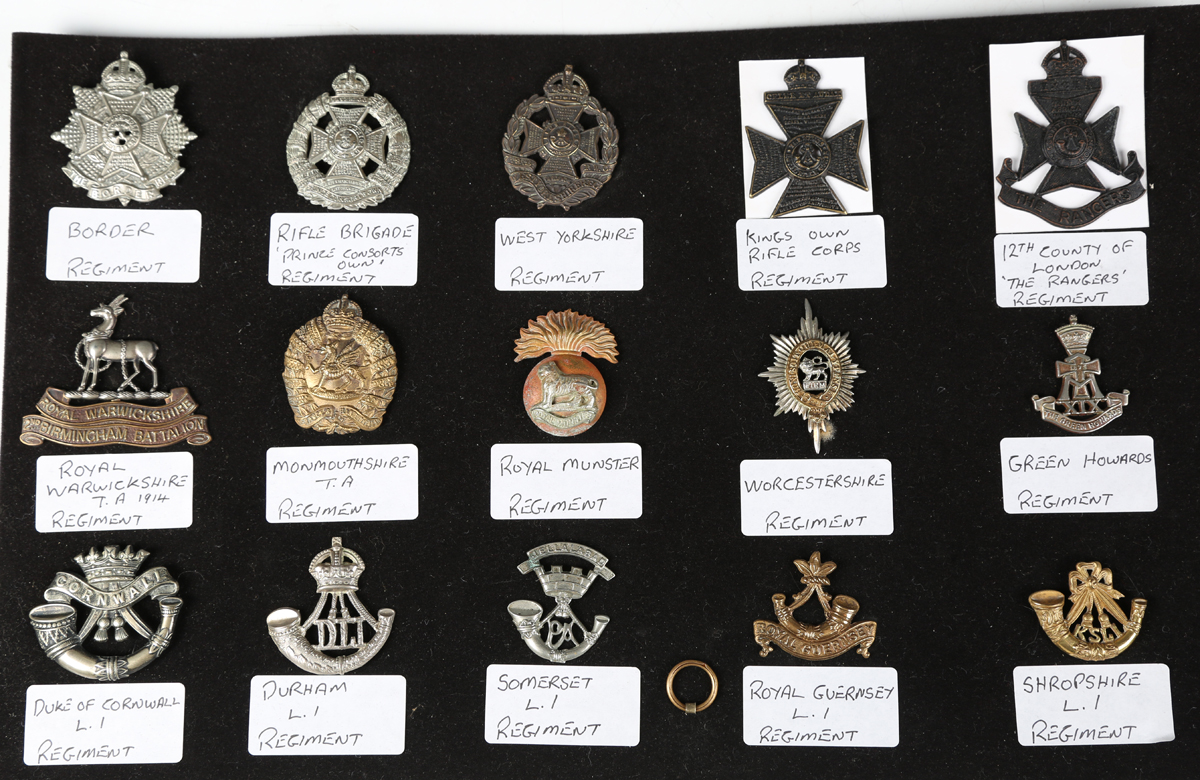 A large collection of 20th century British military and other cap badges, including a silver Buffs - Image 11 of 19