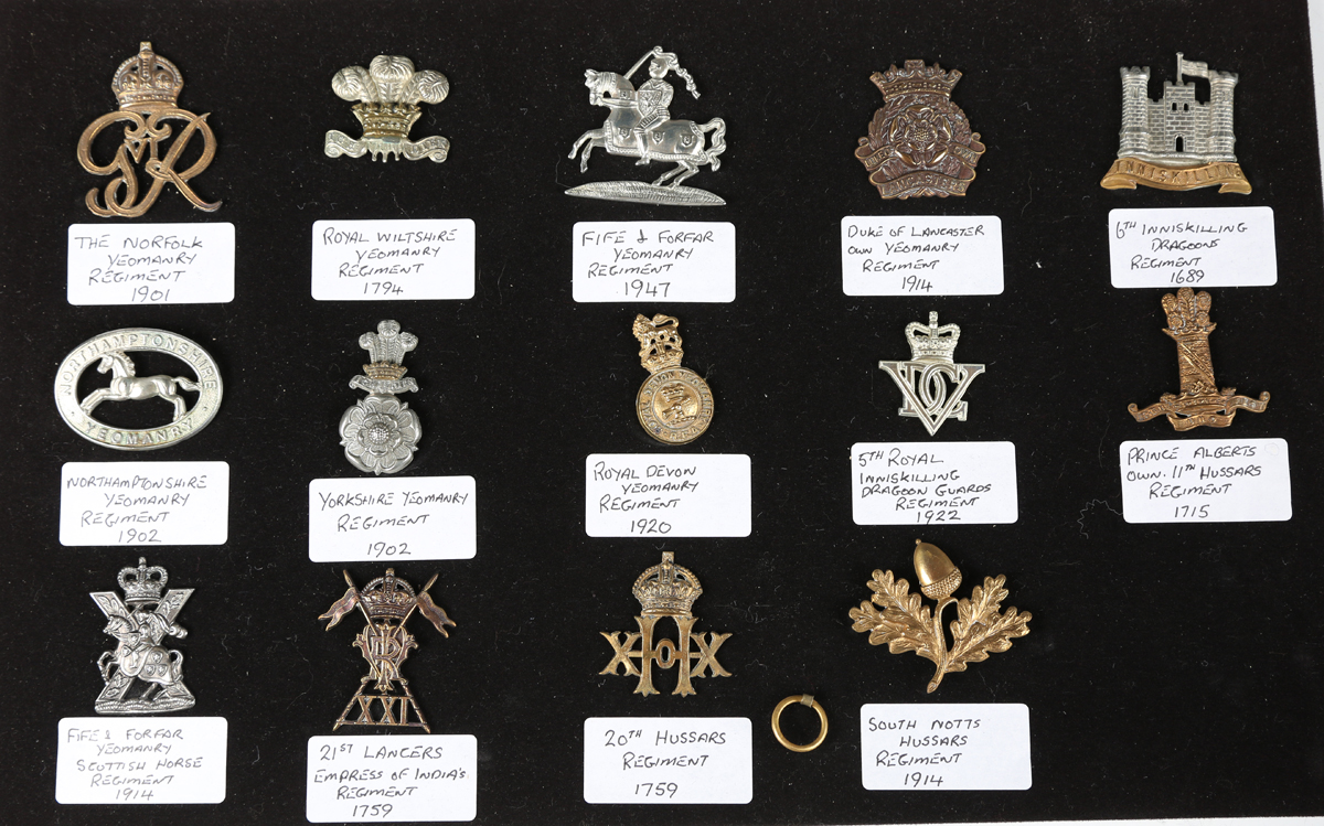 A large collection of 20th century British military and other cap badges, including a silver Buffs - Image 6 of 19