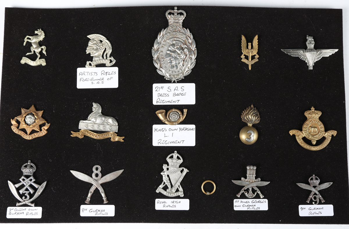 A large collection of 20th century British military and other cap badges, including a silver Buffs - Image 17 of 19