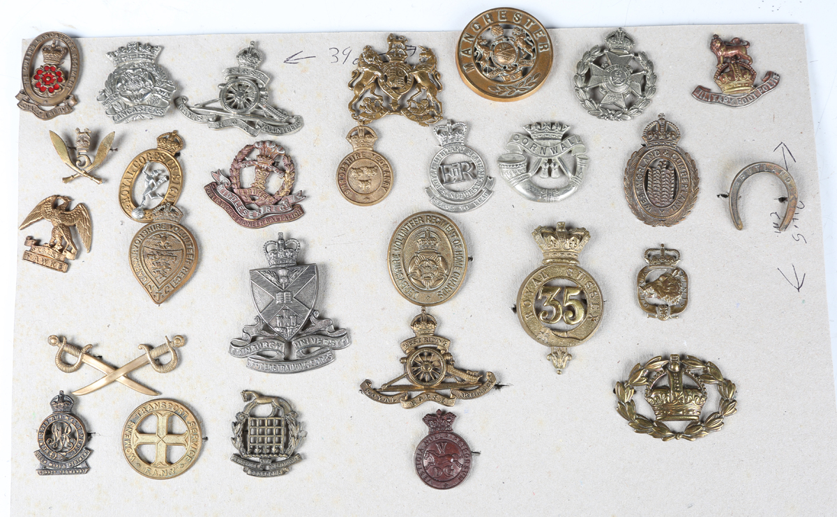 A large collection of 20th century British military and other cap badges, including a silver Buffs - Image 18 of 19