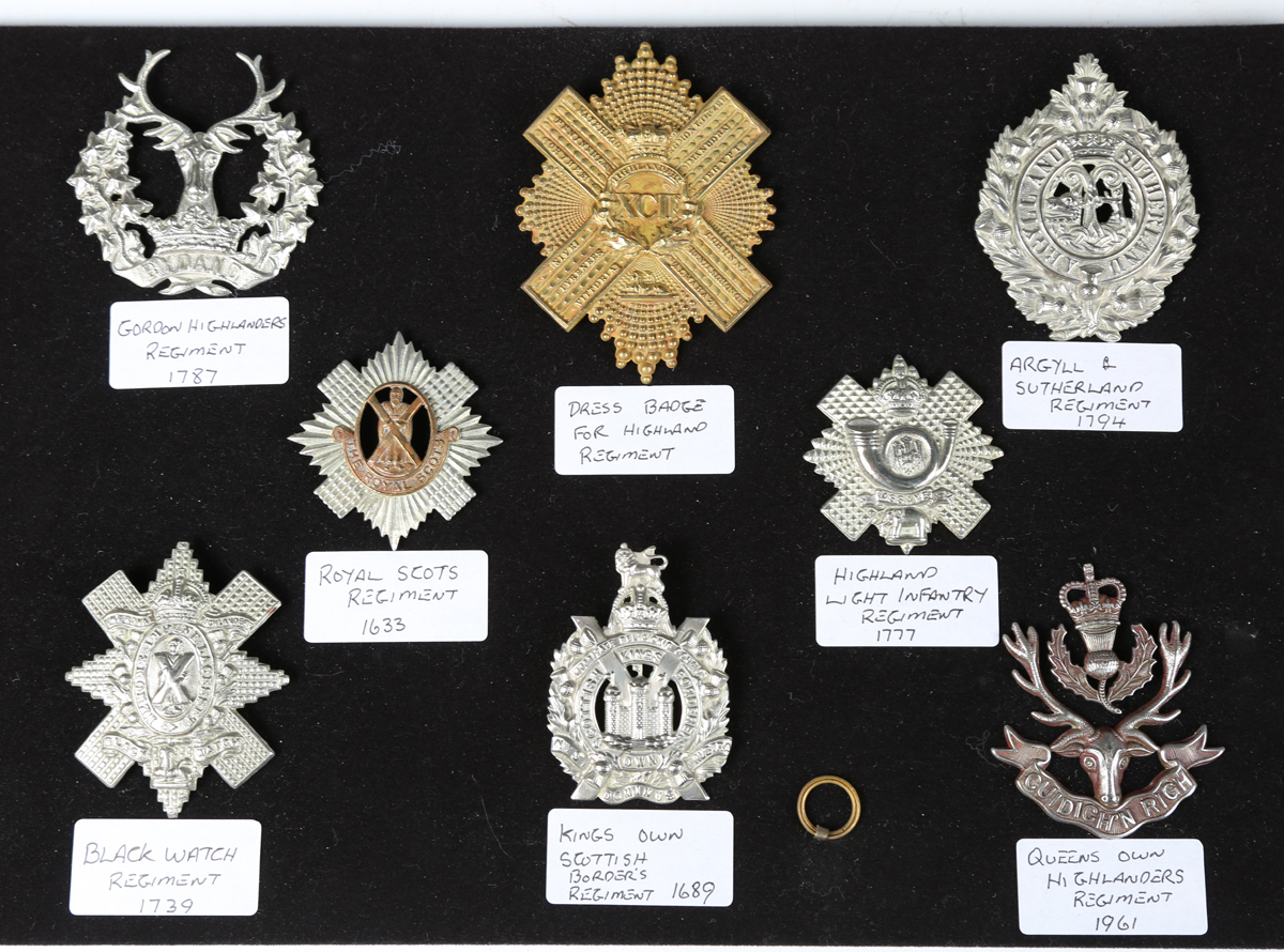 A large collection of 20th century British military and other cap badges, including a silver Buffs - Image 15 of 19