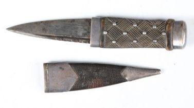 An early 20th century Sottish boy's skene-dhu with single-edged fullered blade, blade length 8cm,