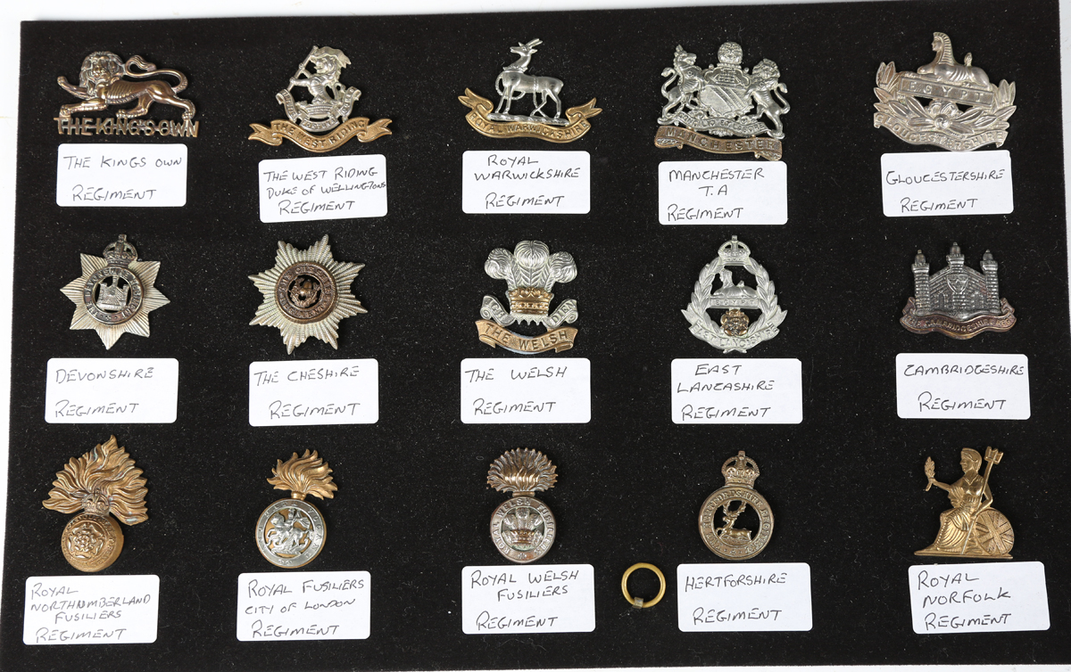 A large collection of 20th century British military and other cap badges, including a silver Buffs - Image 7 of 19
